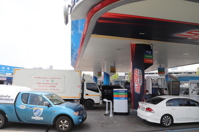 Autofahrer stehen an einer PTT-Tankstelle an, um zu tanken. Die Senkung der Dieselverbrauchssteuer um 1 Baht pro Liter kostet die Staatskassen schätzungsweise rund 1,9 Milliarden Baht pro Monat