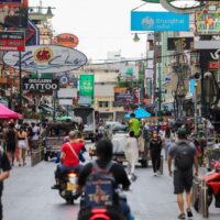 Bangkoks belebtes Backpacker-Viertel Khao San Road am Freitag.