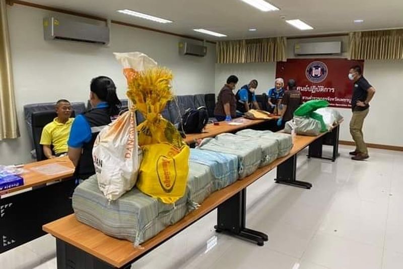 Bei zwei Verdächtigen in der Provinz Phetchabun wurden am Freitag Düngersäcke mit illegalen Drogen beschlagnahmt.