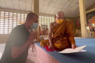 Der frühere amtierende Abt Pongsakorn Chankaeo, 23, links, trifft sich mit einem älteren Mönch, um ihm die 600.000 Baht zurückzugeben, die er sich von seinem ehemaligen Tempel geliehen hat