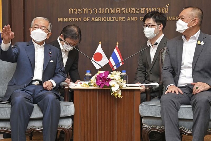 Der japanische Minister für Landwirtschaft, Forstwirtschaft und Fischerei, Genjiro Kaneko (links), und der Minister für Landwirtschaft und Genossenschaften, Chalermchai Sri-on