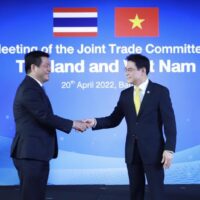 Der stellvertretende Ministerpräsident Handelsminister Jurin Laksanawisit (rechts) traf am 20. April 2022 beim vierten Joint Trade Committee between Thailand and Vietnam (JTC) in Bangkok
