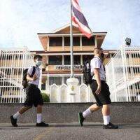 Die Schüler tragen diesen Monat an der Wat Rajabopit School in Bangkok Masken, um sich vor Covid-19 zu schützen