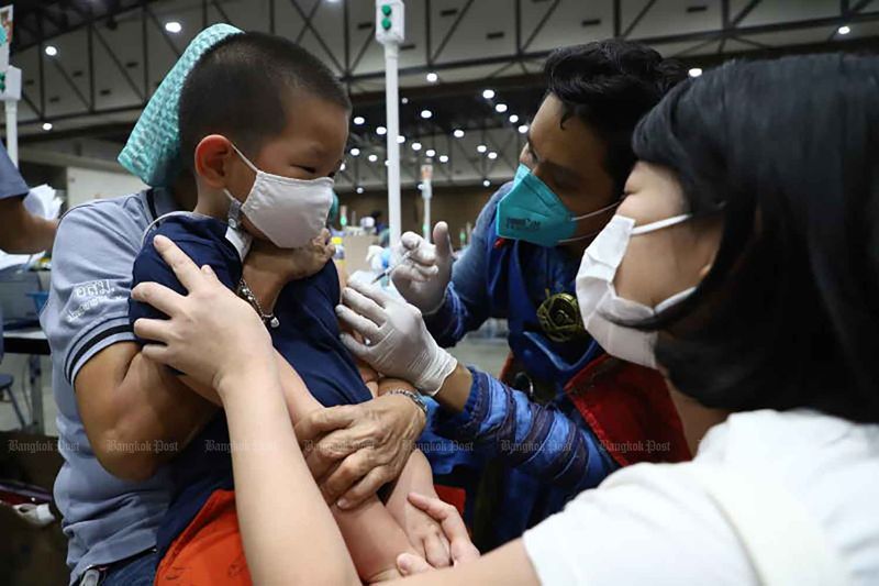 Ein Junge wird getröstet, als er am Samstag in der Provinz Nonthaburi eine Covid-19 Impfung bekommt.