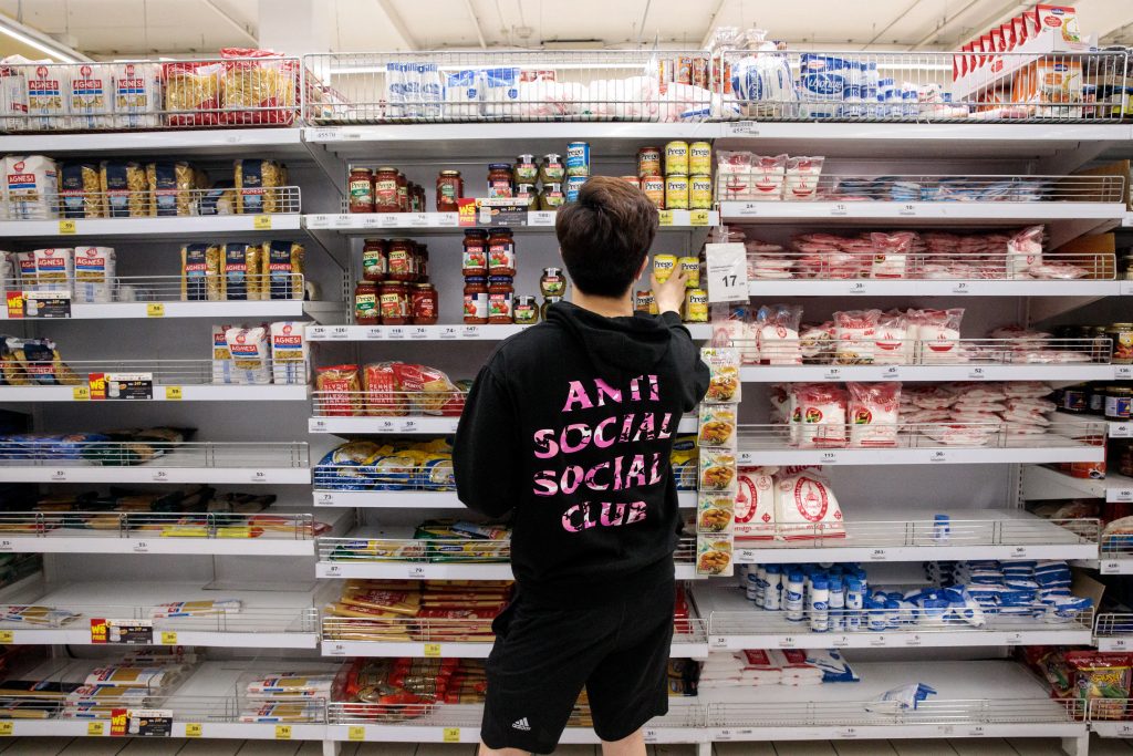 Ein Kunde sieht sich Lebensmittelregale an, während sich Menschen am 16. März 2020 in einem Supermarkt in Bangkok versammelten, um inmitten von Bedenken wegen des COVID-19-Coronavirus einzukaufen