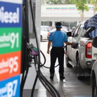 Ein Pickup tankt am Sonntag an einer PTT-Tankstelle in der Vibhavadi Rangsit Road Diesel.