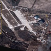 Ein Satellitenbild, das über dem Flugplatz Antonov aufgenommen wurde, zeigt den zerstörten ehemaligen Hangar der Antonov An-225 Mriya, der sich nördlich von Militärfahrzeugen befindet,