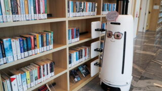 Eine Ansicht eines Roboters zum Scannen von Büchern, der am 25. April 2022 vom National Library Board in Singapur verwendet wurde, um verlegte Bücher zu scannen und zu melden.