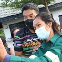 Eine Frau macht ein Selfie mit dem gewählten Gouverneur von Bangkok, Chadchart Sittipunt, der am Donnerstag die Grünflächen im Bezirk Yai in Bangkok bereist hat