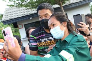 Eine Frau macht ein Selfie mit dem gewählten Gouverneur von Bangkok, Chadchart Sittipunt, der am Donnerstag die Grünflächen im Bezirk Yai in Bangkok bereist hat