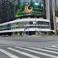 Eine leere Straße und ein geschlossenes IKEA-Geschäft sind während des Ausbruchs der Coronavirus-Krankheit (Covid-19) während der Feiertage zum Tag der Arbeit am Samstag in Shanghai abgebildet