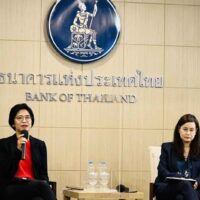 Frau Alisara, rechts, sagt, dass eine breitere Lockerung von Devisentransaktionen im Rahmen des neuen Forex-Ökosystems der Zentralbank ab Freitag in Kraft tritt.