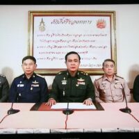 General Prayuth Chan o-cha, der damalige Armeechef, kündigt in einer landesweiten Fernsehsendung den Putsch an, der die von der Pheu Thai Partei geführte Regierung am 22. Mai 2014 verdrängte