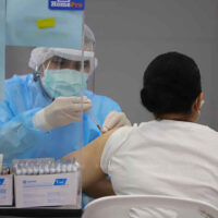 Gesundheitsministerium untersucht, warum so viele Menschen trotz dreier Impfungen an Covid-19 gestorben sind