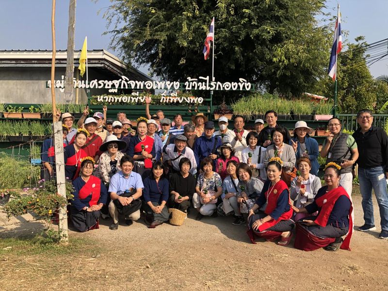 Japanische Besucher nehmen an Aktivitäten mit Einheimischen in der Gemeinde Ban Rai Kong Khing in Chiang Mai teil.