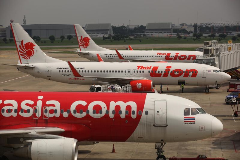 Jets von Thai AirAsia und Thai Lion Air parken am Flughafen Don Mueang