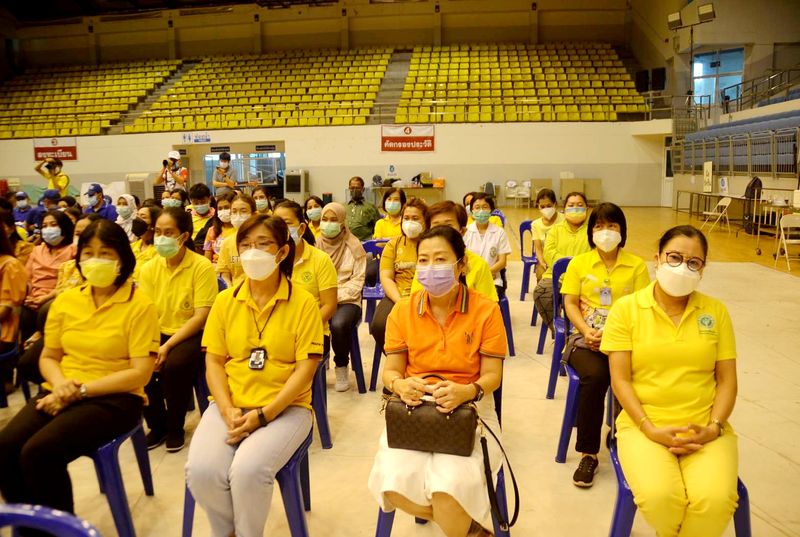 Medizinisches Personal und Freiwillige nehmen am Samstag an der Abschlusszeremonie eines Covid-19-Impfzentrums in einem Gymnasium in Saphan Hin, Phuket, teil.