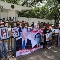 Mitglieder von Khana Ratsadon for the Repeal of (Section 112) versammeln sich am Dienstag vor der US-Botschaft, um US-Präsident Joe Biden und den Führern der ASEAN einen Brief vorzulegen