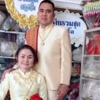 Namthip, 40, und ihr betrügerischer Bräutigam, Sgt. Maj Ek Suwananhong, posieren für ein Foto vor der Hochzeit. Die Armee sagt, der Mann sei kein Soldat. (Foto geliefert)