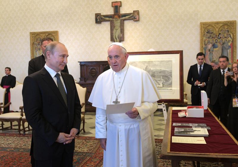 Papst Franziskus und der russische Präsident Wladimir Putin, links, anlässlich ihrer Privataudienz im Vatikan am 4. Juli 2019.