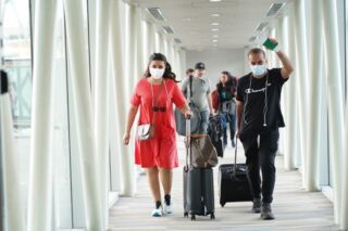 Passagiere von Qatar Airways Flug QR842 aus Doha kommen am Sonntag am Flughafen Phuket an, dem ersten Tag, an dem Thailand die meisten Einreisebeschränkungen lockerte.