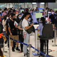 Passagiere warten, bis sie an der Reihe sind, um einen QR-Code von Thailand Pass bei den Gesundheitsbehörden am Suvarnabhumi International Airport einzureichen.