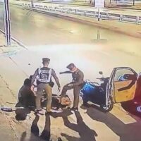 Polizei Tritte gegen Motorradfahrer lösen Empörung aus_02