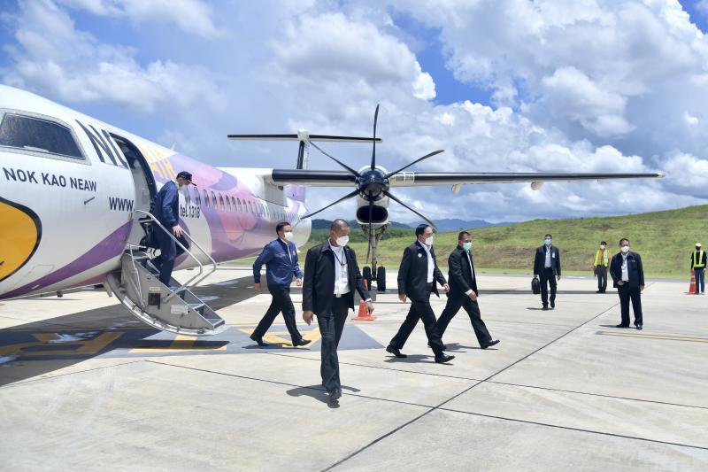 Premierminister Prayuth Chan o-cha und sein Gefolge treffen am Flughafen Betong in Yala ein. Sie befanden sich auf dem ersten kommerziellen Flug, der von Nok Air durchgeführt wurde