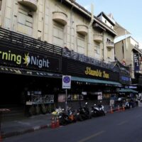 Pubs und Bars in der Soi Nana, einem beliebten Ausgehziel in Bangkok, werden voraussichtlich wiederbelebt, nachdem die Beschränkungen von Covid ab dem 1. Juni gelockert wurden