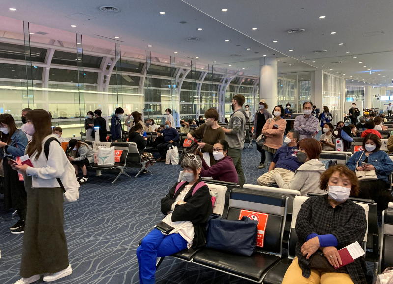 Reisende stehen während der Feiertage der „Goldenen Woche“ am 29. April 2022 an, um vom Tokioter Flughafen Haneda in einen Flug nach Hawaii einzusteigen