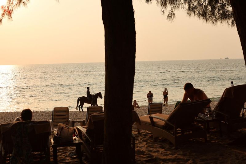 Russische Touristen entspannen sich am 12. März 2022 an einem Strand in Phuket.