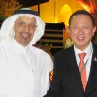 Saudi-Arabiens Investitionsminister Khalid Abdulaziz Al-Falih (links) schüttelt Sanan Angubolkul, dem Vorsitzenden der thailändischen Handelskammer, die Hand.