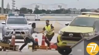 Sicherheitsüberprüfung am Flughafen angeordnet, nachdem ein drogenverrückter Mann, der mit Axt und gefälschten Waffen bewaffnet ist, Suvarnabhumi stürmt