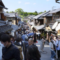 Touristen machen am Dienstag während der Feiertage der Goldenen Woche in Kyoto, Japan, ein Selfie-Foto entlang der Sanneizaka-Zufahrt in der Nähe des Kiyomizu-Tempels