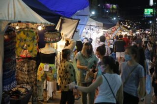 Touristen und Einheimische kaufen am 14. Mai auf dem Cicada-Markt in Hua Hin ein.