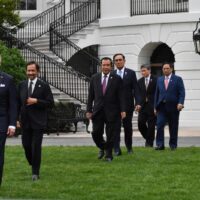 US-Präsident Joe Biden (links) und Führer der Association of Southeast Asian Nations treffen am Donnerstag zu einem Gruppenfoto auf dem South Lawn des Weißen Hauses in Washington ein.