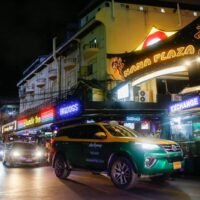 Am 3. Juni 2022 erleuchtet Neon das Nachtleben auf dem Nana Plaza in Sukhumvit.