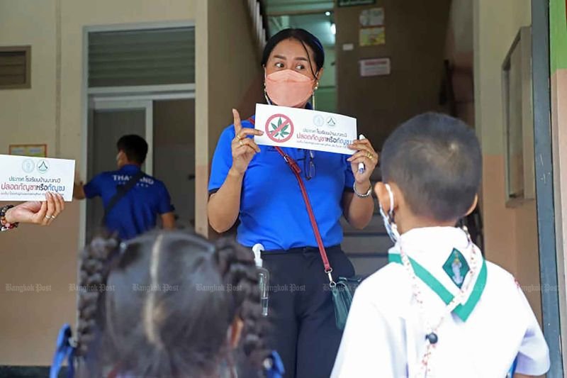 Anfang dieses Monats warnen Lehrer ihre Schüler an der Ban Bang Kapi School in Bangkok vor den Gefahren von Cannabis. Anfang dieses Monats warnen Lehrer ihre Schüler an der Ban Bang Kapi School in Bangkok vor den Gefahren von Cannabis.