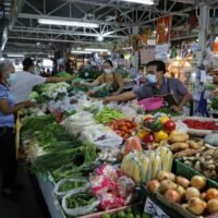 Auf dem Frischmarkt Bang Yai in Nonthaburi verkaufen Verkäufer eine Vielzahl von Lebensmitteln. Die Regierung listete gestern mehrere Lebensmittel auf, die kontrolliert werden müssen
