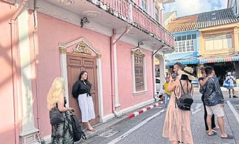 Ausländische Touristen machen Schnappschüsse in Old Phuket Town. Die Insel hat nach der jüngsten Lockerung der Reisebeschränkungen positive Anzeichen für Wachstum gesehen