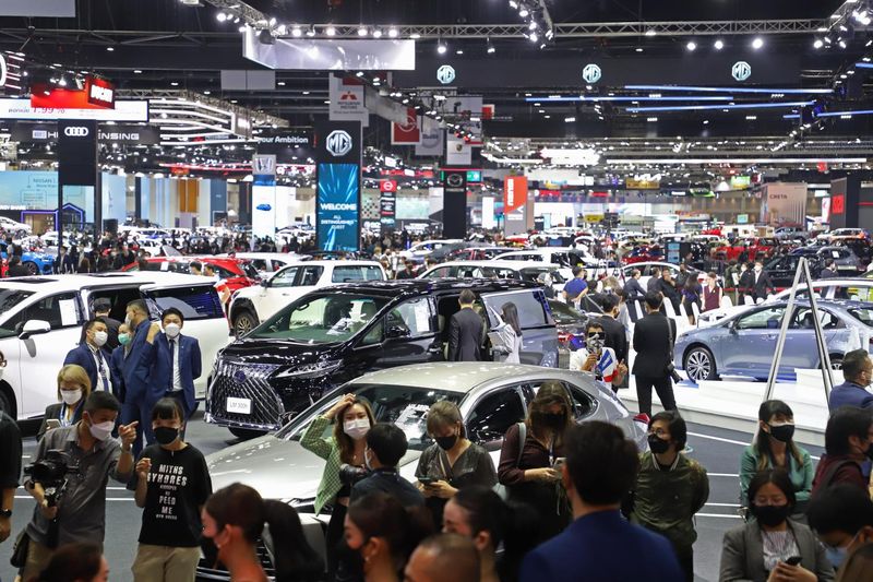 Besucher sehen sich die neuesten Automodelle auf einer Automesse im März 2022 an.