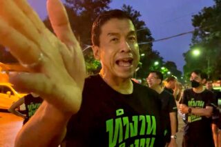 Der Gouverneur von Bangkok, Chadchart Sittipunt, überträgt am Samstag Livestreams von seinem Telefon, bevor er ohne Maske seinen morgendlichen Lauf im Lumpini Park unternimmt.