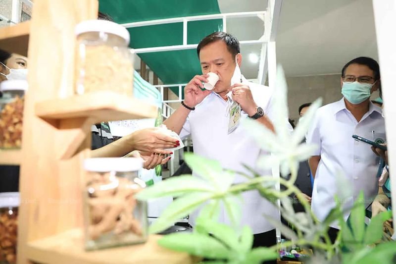 Der Minister für öffentliche Gesundheit, Anutin Charnvirakul, probierte am 27. Mai 2022 im Ministerium für öffentliche Gesundheit in der Provinz Nonthaburi ein Produkt auf Cannabisbasis aus Der Minister für öffentliche Gesundheit, Anutin Charnvirakul, probierte am 27. Mai 2022 im Ministerium für öffentliche Gesundheit in der Provinz Nonthaburi ein Produkt auf Cannabisbasis aus