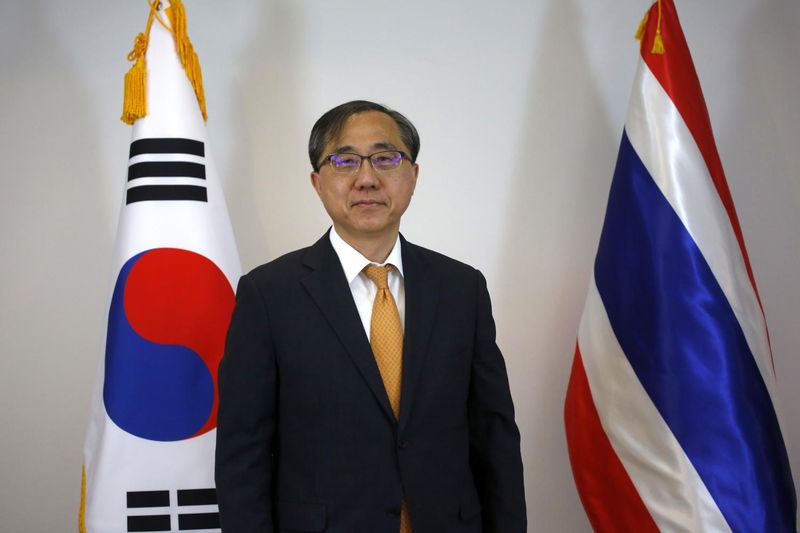 Der südkoreanische Botschafter in Thailand, Moon Seoung-hyun, posiert während eines Interviews mit der „Bangkok Post“ für ein Foto.