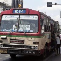 Die Bangkok Mass Transit Authority verfügt über insgesamt 2.885 Busse. Die Fahrzeuge sind seit fünf bis 25 Jahren im Einsatz und nicht alle Busse funktionieren gut.