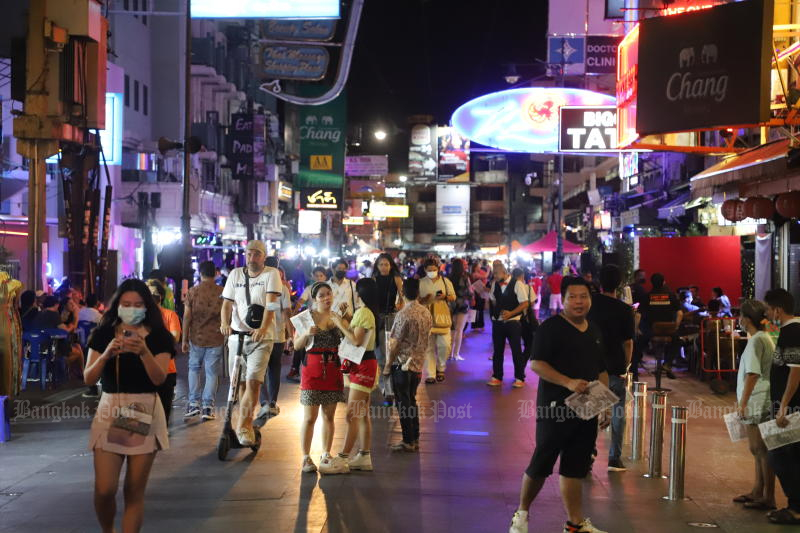 Die Menschen drängen sich am 1. Juni in der Khao San Road, da Kneipen, Bars, Karaoke-Bars, Massagesalons und andere Nachtlokale in 31 Provinzen