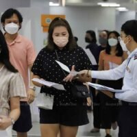 Die Menschen kommen am vergangenen Sonntag im zentralen Impfzentrum an der Bang Sue Grand Station in Bangkok an, um sich gegen Covid-19 zu impfen