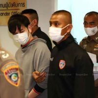 Die Polizei bringt Metha Chalingsuk, den Inhaber der japanischen Restaurantkette Daruma Sushi, am Mittwoch zur Kriminalitätsbekämpfungsabteilung in Bangkok