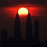 Die Sonne geht hinter den Petronas Twin Towers in Kuala Lumpur, Malaysia, am 7. Juni 2022 unter