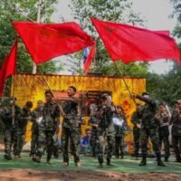 Dieses am 15. April 2022 aufgenommene Bild zeigt Mitglieder der Aktivistentruppe „Peacock Generation“, von denen einige als Teil der „People’s Defense Forces“ (PDF) verkleidet sind